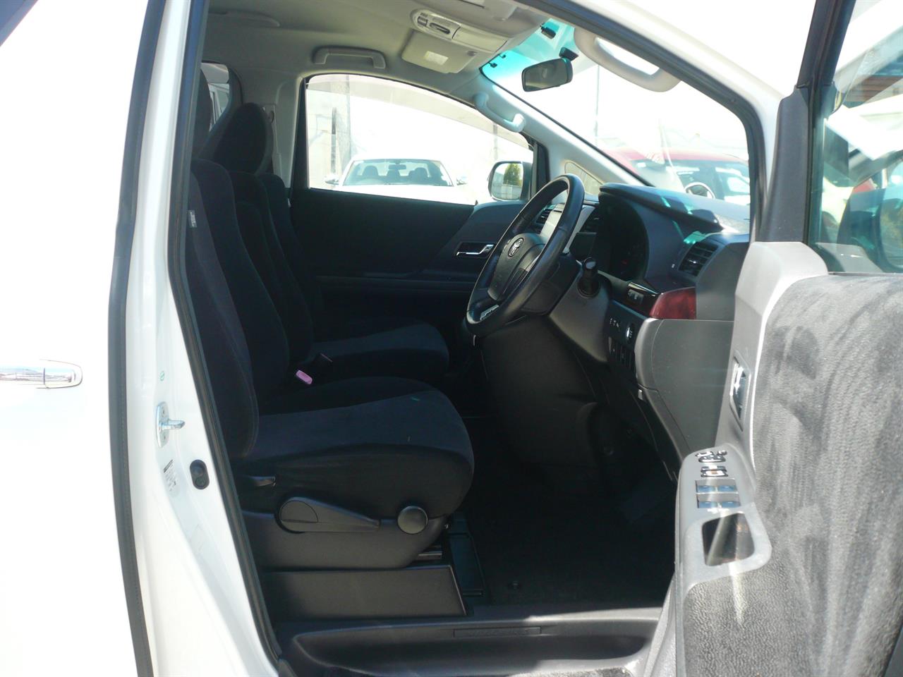 2012 Toyota Vellfire 2400cc 8 seaters